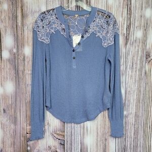 𝅺Free People Blue Crochet Floral Lace Henley Top Size Medium New